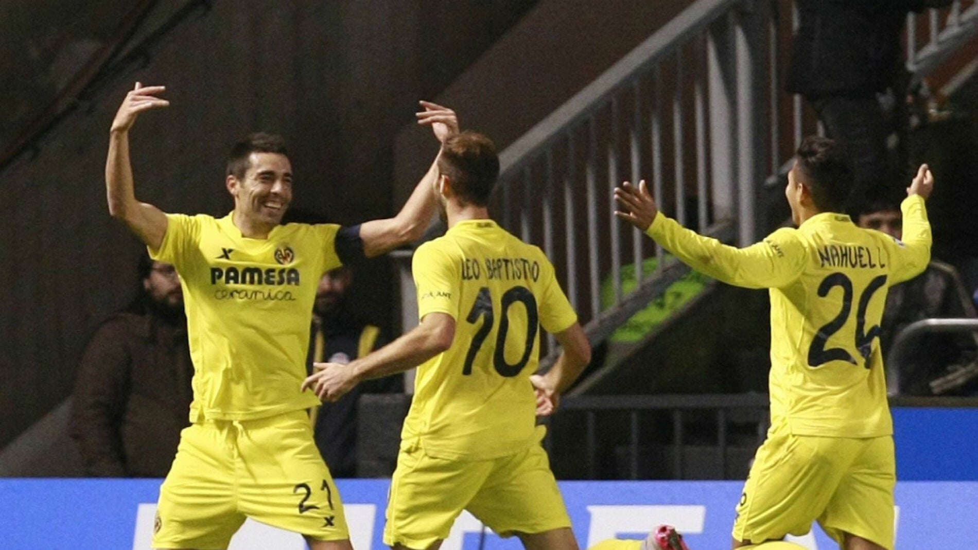 Bruno celebra un gol con sus compa&ntilde;eros