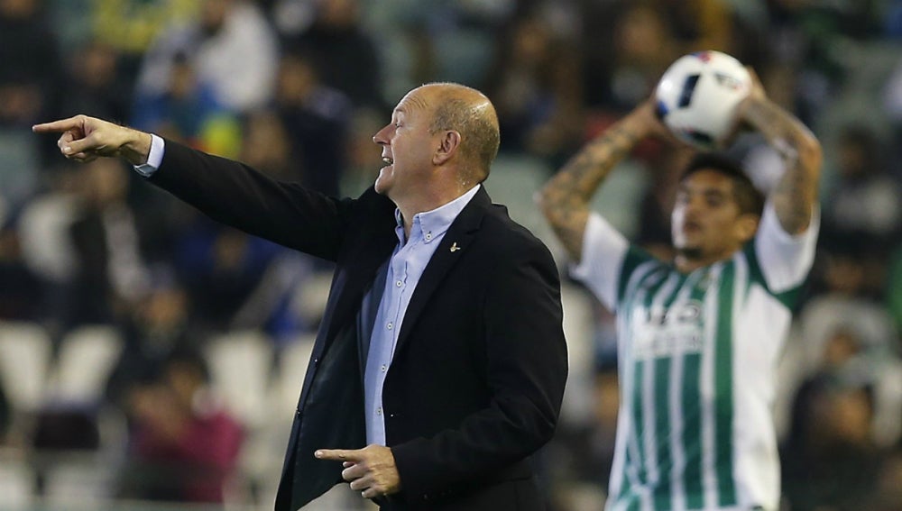 Pepe Mel da indicaciones desde la banda