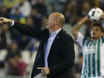 Pepe Mel da indicaciones desde la banda Pepe Mel da indicaciones desde la banda