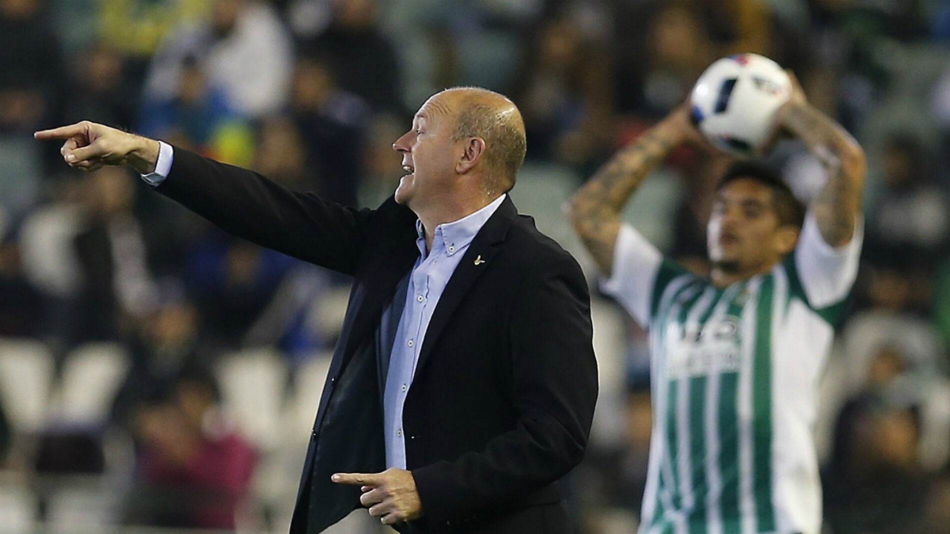 Pepe Mel da indicaciones desde la banda