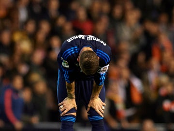 Sergio Ramos, abatido en el partido de Mestalla