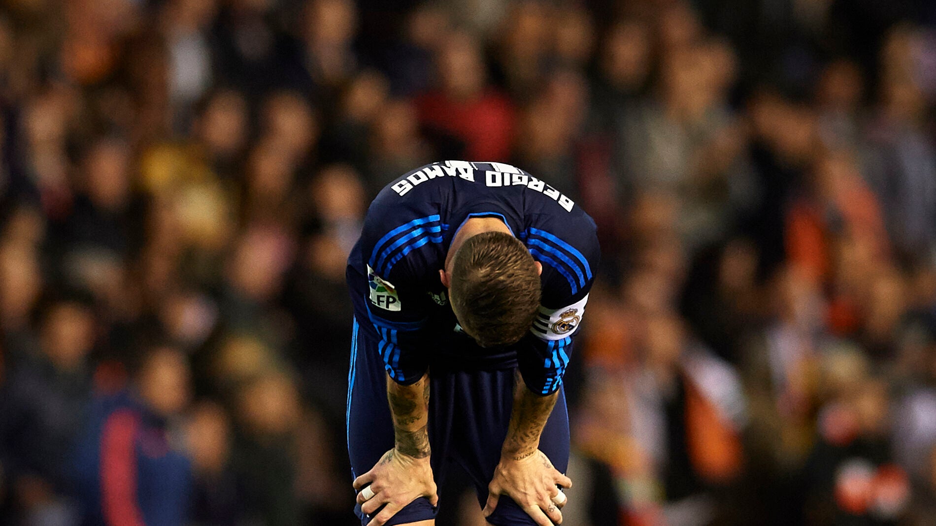 Sergio Ramos, abatido en el partido de Mestalla