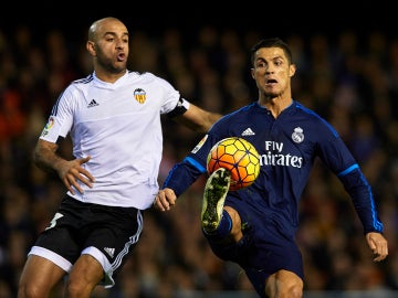 Cristiano Ronaldo pelea un balón con Abdennour