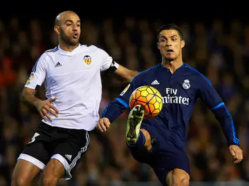 Cristiano Ronaldo pelea un balón con Abdennour Cristiano Ronaldo pelea un balón con Abdennour