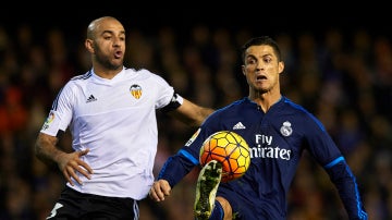 Cristiano Ronaldo pelea un balón con Abdennour
