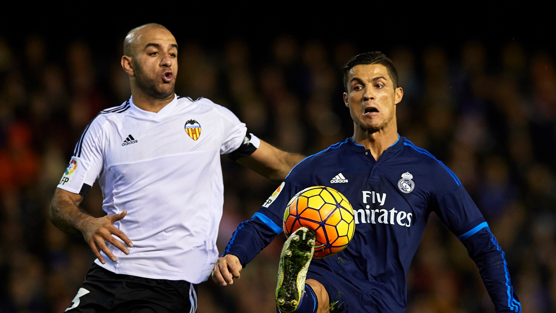 Cristiano Ronaldo pelea un bal&oacute;n con Abdennour