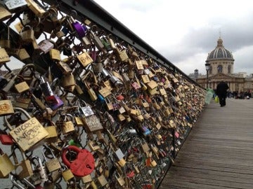 Imagen del puente de los candados en París