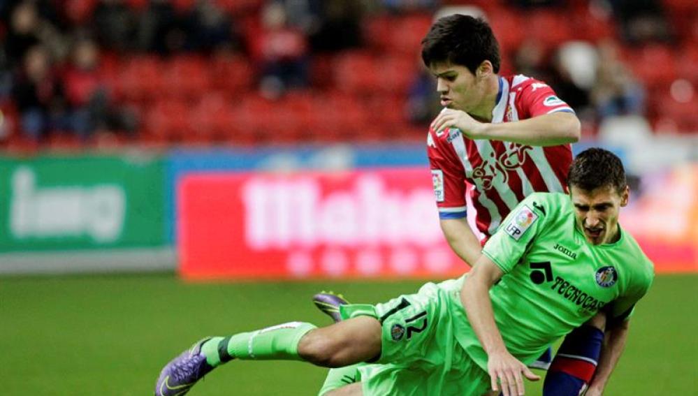 Meré pelea con Scepovic durante el partido de El Molinón