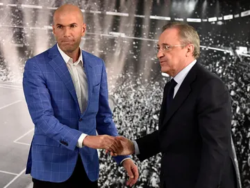 Zidane, junto a Florentino Pérez Zidane, junto a Florentino Pérez
