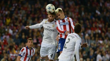 Ramos y Griezmann pelean un balón en el Calderón