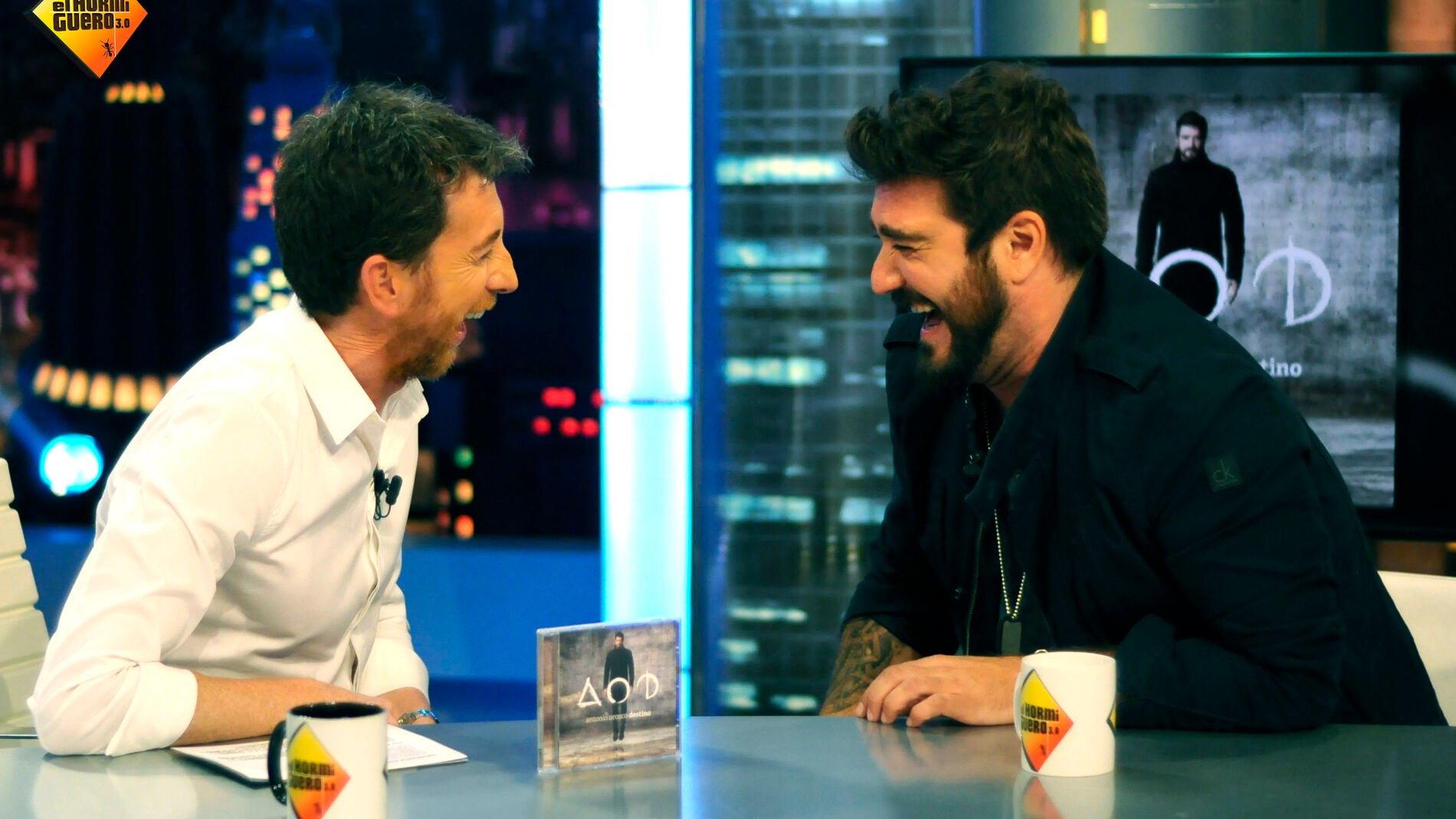 "No puedo expresar en una canci&oacute;n lo que se siente al ser padre"