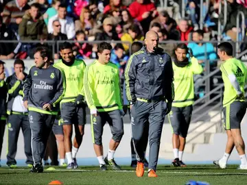 Zinedine Zidane dirige su primer entrenamiento como técnico del Real Madrid. Zinedine Zidane dirige su primer entrenamiento como técnico del Real Madrid.