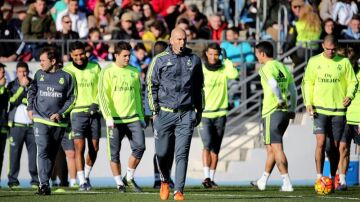 Zinedine Zidane dirige su primer entrenamiento como t&eacute;cnico del Real Madrid.