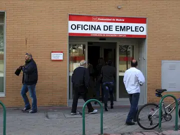 Un grupo de personas acceden a una oficina de empleo Un grupo de personas acceden a una oficina de empleo