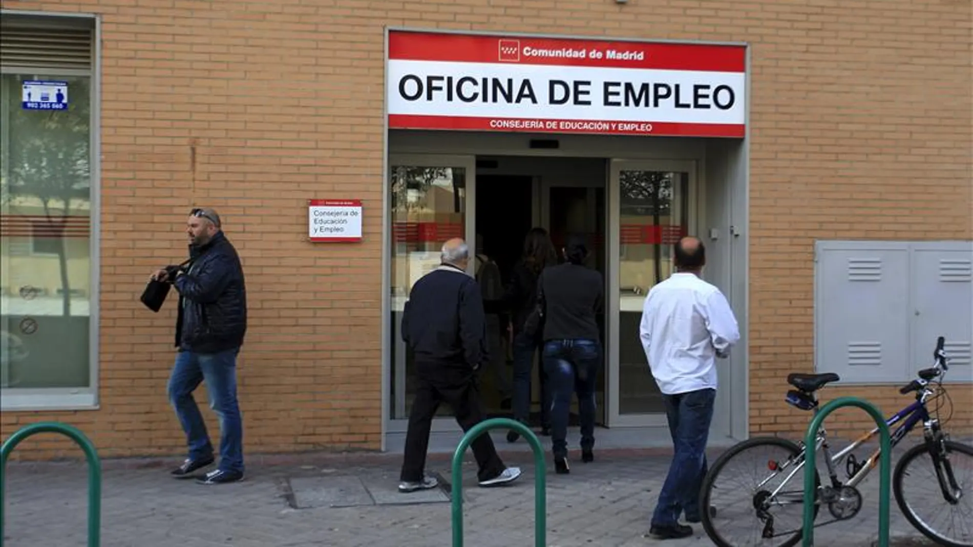 Un grupo de personas acceden a una oficina de empleo Un grupo de personas acceden a una oficina de empleo