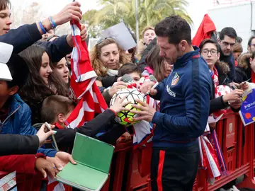 Simeone atiende a los aficionados tras el entrenamiento Simeone atiende a los aficionados tras el entrenamiento