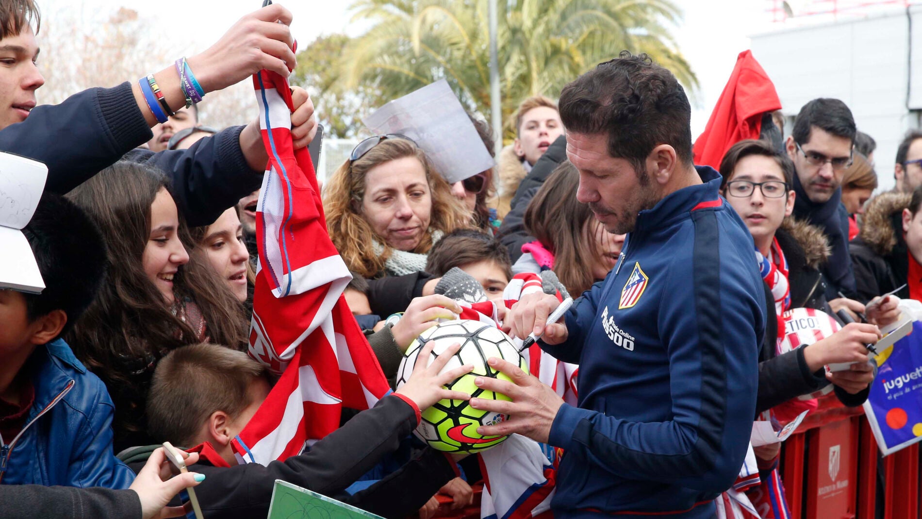 Simeone atiende a los aficionados tras el entrenamiento