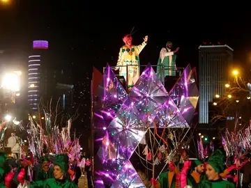 El Rey Baltasar saluda a los niños en la Cabalgata de Reyes El Rey Baltasar saluda a los niños en la Cabalgata de Reyes