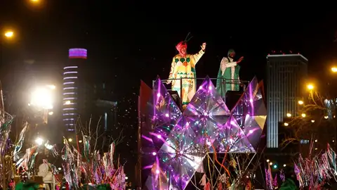 El Rey Baltasar saluda a los niños en la Cabalgata de Reyes El Rey Baltasar saluda a los niños en la Cabalgata de Reyes