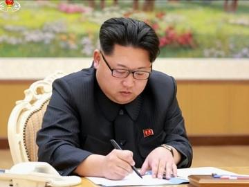 Kim Jong-un durante la firma de la orden para la prueba de la bomba 