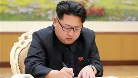 Kim Jong-un durante la firma de la orden para la prueba de la bomba Kim Jong-un durante la firma de la orden para la prueba de la bomba