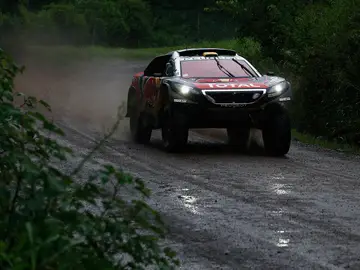 Stephane Peterhansel, a bordo de su Peugeot en el Dakar Stephane Peterhansel, a bordo de su Peugeot en el Dakar