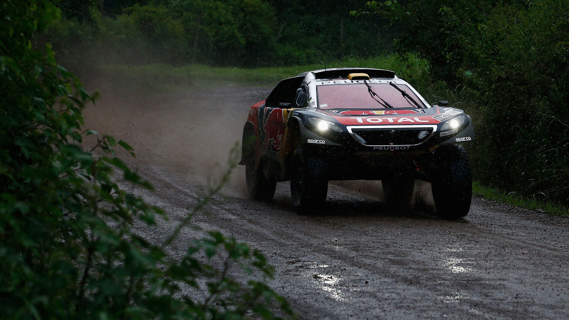 Stephane Peterhansel, a bordo de su Peugeot en el Dakar