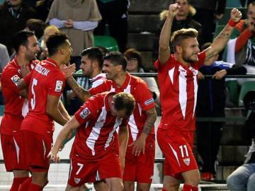 Los jugadores del Sevilla celebran un gol ante el Betis
