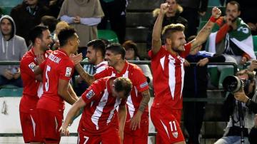 Los jugadores del Sevilla celebran un gol ante el Betis