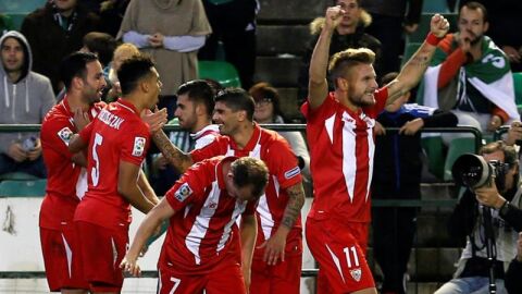 Los jugadores del Sevilla celebran un gol ante el Betis