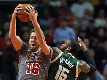 Pau pelea la pelota ante Milwaukee Pau pelea la pelota ante Milwaukee
