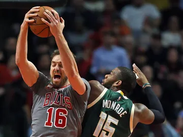 Pau pelea la pelota ante Milwaukee Pau pelea la pelota ante Milwaukee