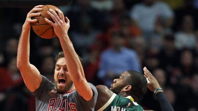 Butler y Gasol mantienen la racha triunfal de los Bulls; Golden State arrolla a los Lakers