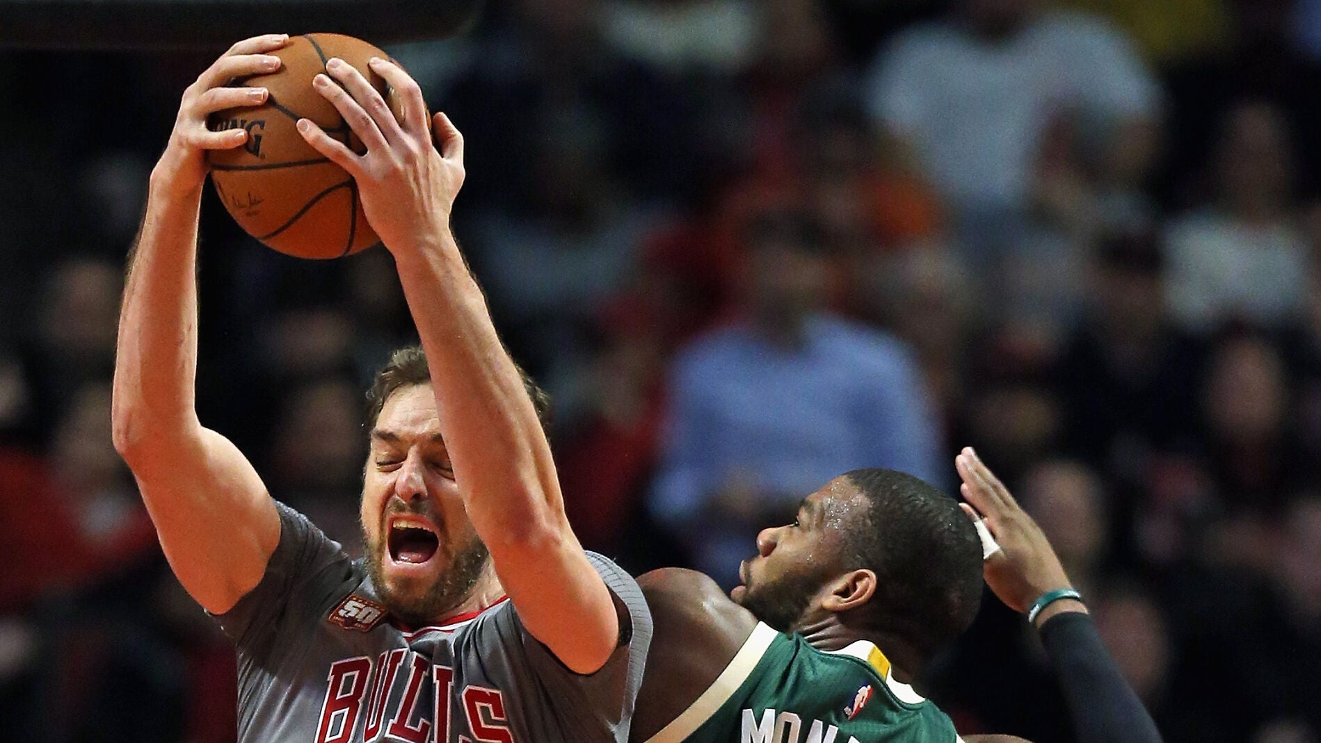 Pau pelea la pelota ante Milwaukee 