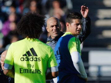 Zidane, junto a James y Marcelo en el entrenamiento