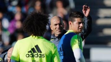 Zidane, junto a James y Marcelo en el entrenamiento
