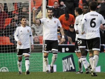 Negredo celebra uno de sus goles ante el Granada