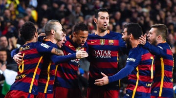 Los jugadores del Barcelona celebra uno de los goles contra el Espanyol