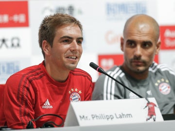 Lahm, en rueda de prensa bajo la atenta mirada de Guardiola