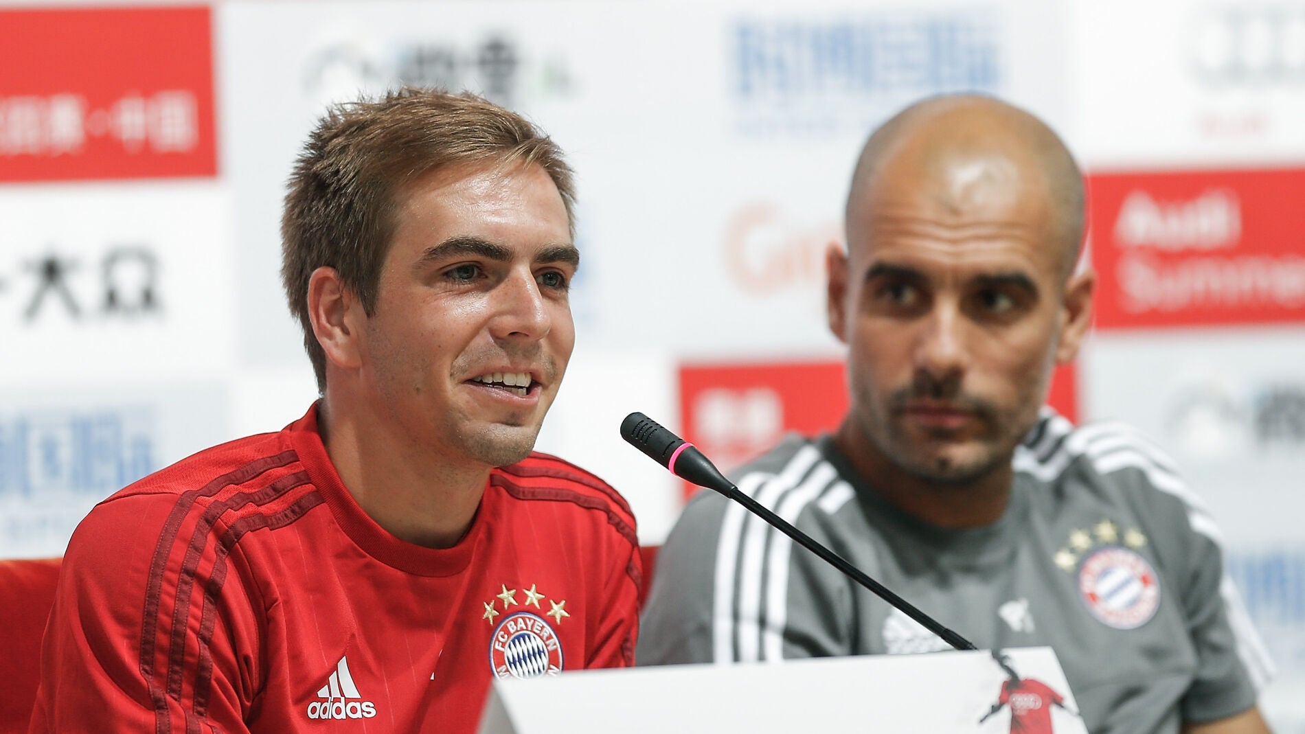 Lahm, en rueda de prensa bajo la atenta mirada de Guardiola