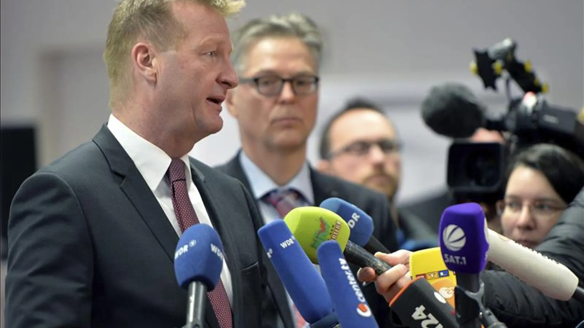 El ministro de Renania del Norte-Westfalia, Ralf Jäger, El ministro de Renania del Norte-Westfalia, Ralf Jäger,