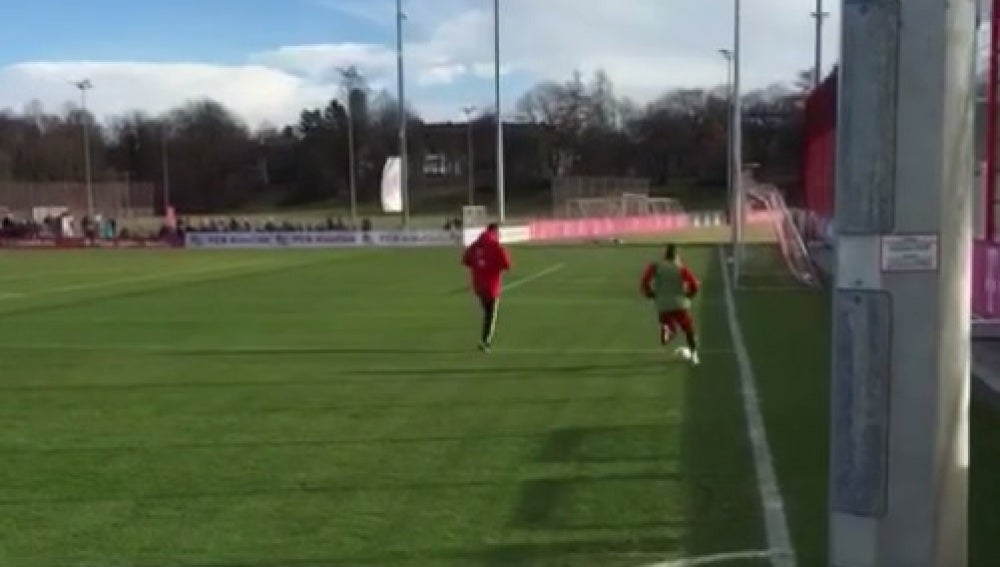 Douglas Costa en un entrenamiento