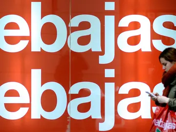 Imagen de archivo de un cartel promocional de rebajas. Imagen de archivo de un cartel promocional de rebajas.