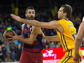 Navarro intenta pasar el balón ante la defensa del Khimki Navarro intenta pasar el balón ante la defensa del Khimki