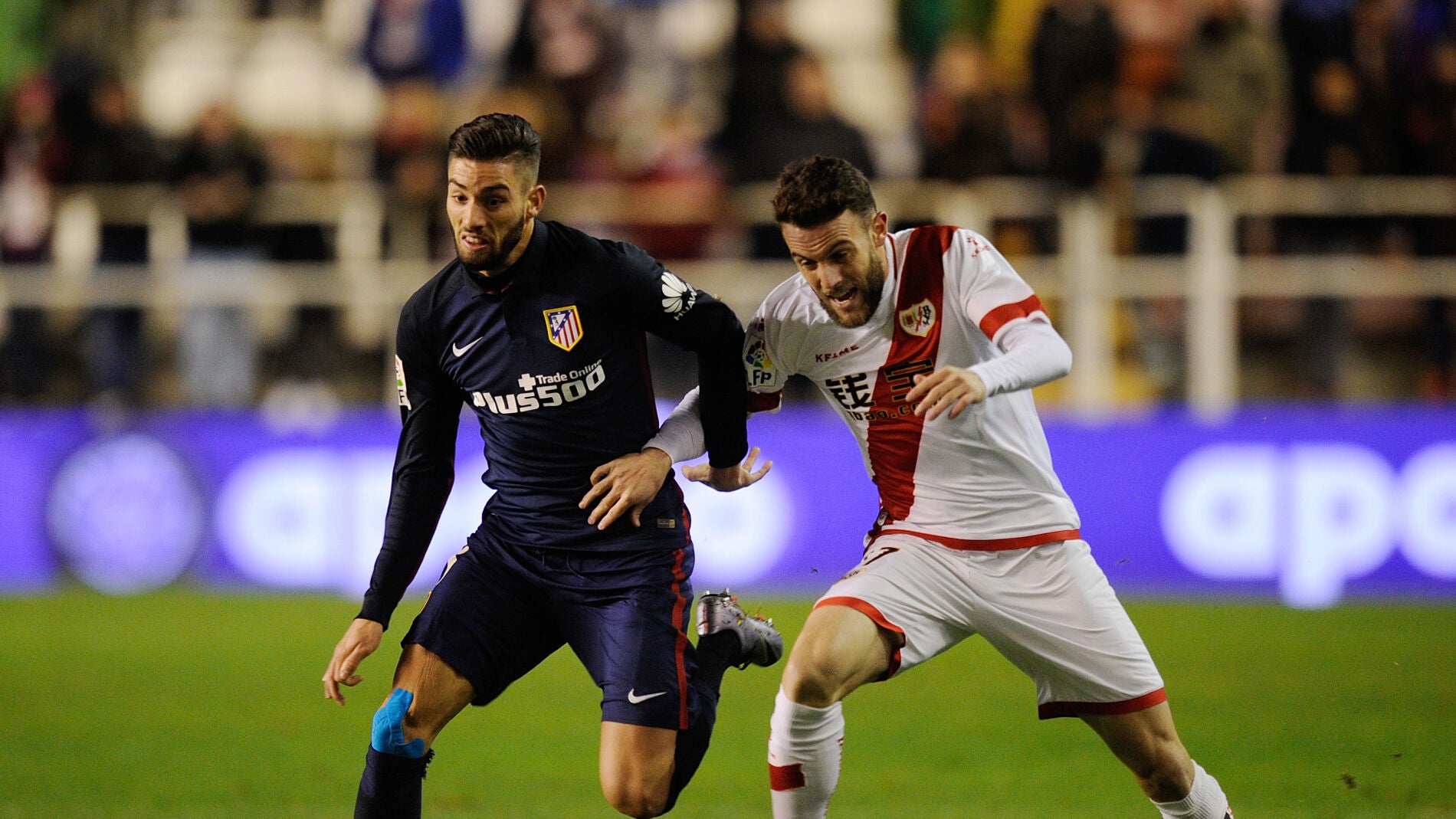 Carrasco y Quini pelean el bal&oacute;n durante el partido de Vallecas