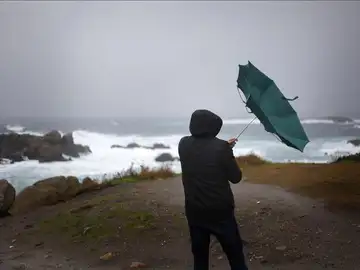 Un hombre ve cómo el viento le dobla el paraguas en A Coruña Un hombre ve cómo el viento le dobla el paraguas en A Coruña