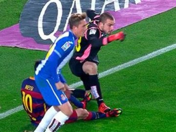 El pisotón de Pau López a Messi