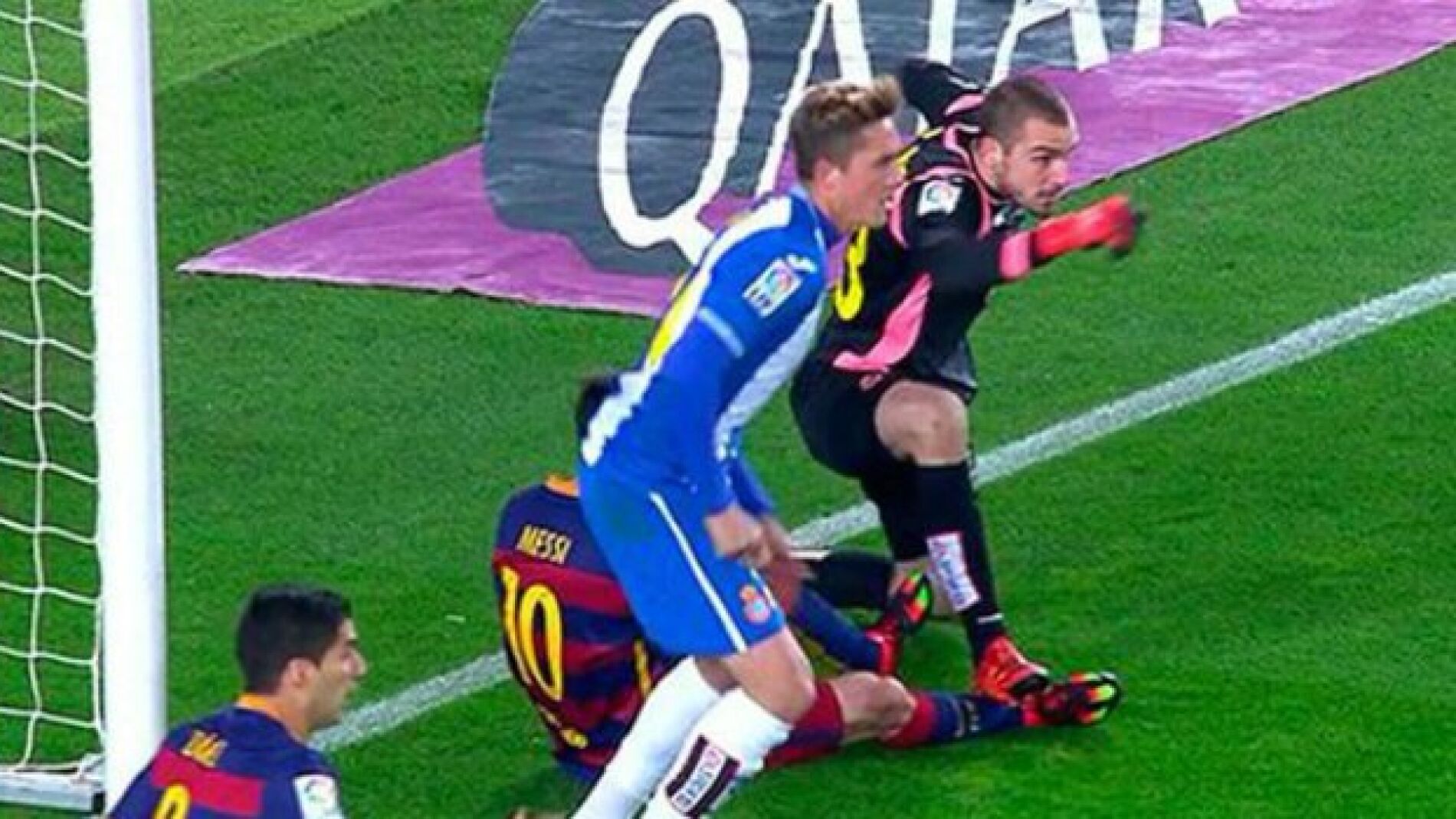 El pisot&oacute;n de Pau L&oacute;pez a Messi