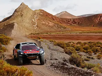 Sebastien Loeb a bordo de su Peugeot Sebastien Loeb a bordo de su Peugeot