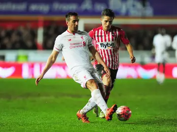 José Enrique retrasa el balón ante la presión del Exeter City José Enrique retrasa el balón ante la presión del Exeter City